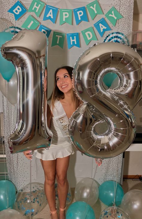 Birthday Photos With Number Balloons, 18th Birthday Party Ideas Photoshoot, Birthday Pictures With Number Balloons, Birthday Photoshoot Balloons Numbers, Pictures For 18th Birthday, Photos With Number Balloons, Photos With Balloons Birthday, Bday Pics With Balloons, Birthday Poses With Number Balloons