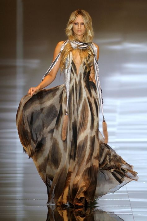 Roberto Cavalli. Don't really care for the thing around her neck, but the dress itself is absolutely GORGEOUS! Chanel Resort, Mode Boho, Animal Print Fashion, Cooler Look, Looks Chic, Gorgeous Gowns, Fashion Pattern, An Animal, Roberto Cavalli