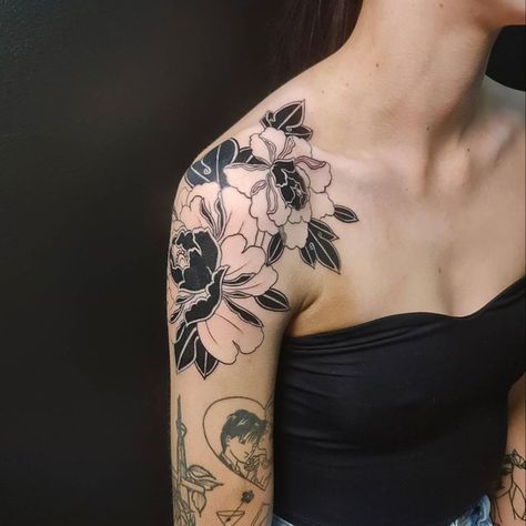 @48roses_tattooer Black Peonies Tattoo, Flower Tattoo On Back Shoulder, Peony Shoulder Tattoo, Tattoo On Back Shoulder, Flower Tattoo On Back, Black Peonies, Peony Flower Tattoos, Flower Shoulder Tattoo, Girl Shoulder Tattoos