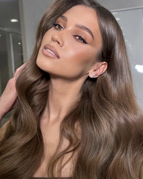 Light Brown Hair Kylie Jenner, Neutral Golden Brown Hair, Dark Hair And Hazel Eyes, Brunette Hair Hazel Eyes, Dark Eyebrows Light Hair, Hair Color Hazel Eyes, Golden Brunette Balayage, Brunette Hair Medium, Mushroom Brunette