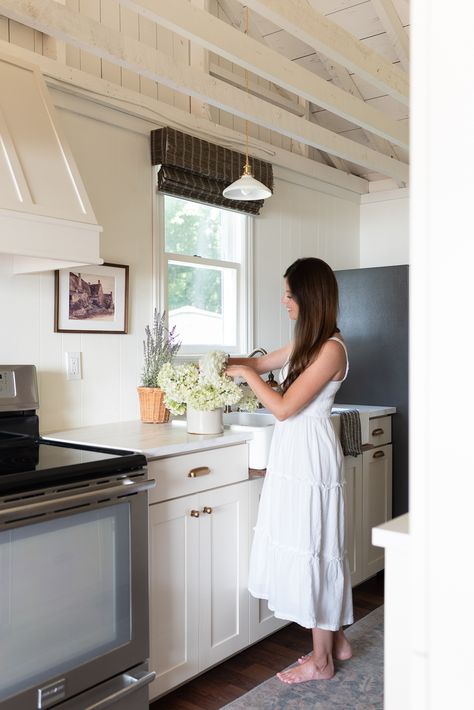 The Cottage Remodel – A Charming Cottage Kitchen Minimalist Cottage Kitchen, Small English Cottage Kitchen, Minimal Cottage Style, White Cottage Interiors, Old Cottage Interior, Small English Cottage, Vintage White Kitchen, Small Cottage Kitchens, White Cottage Kitchens