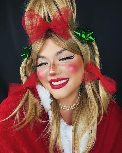 Cindy Lou Who Makeup Kids, Cindy Lou Makeup, Whoville Photoshoot, Dress Like A Who From Whoville, Grinch Makeup Easy, Cindy Lou Who Costume Diy Women, Whoville Outfits, Cindy Lou Who Makeup, Zooey Deschanel Elf