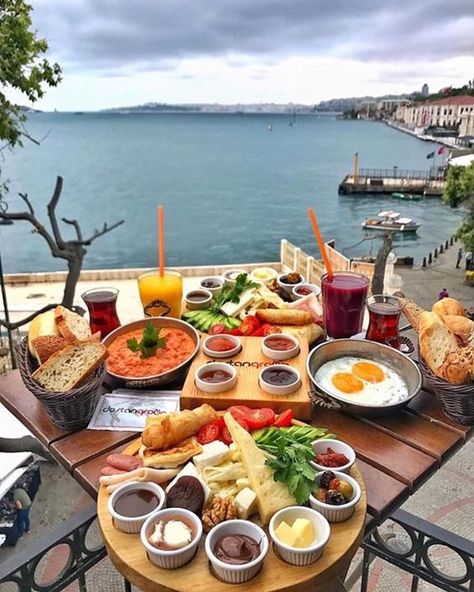 Brunch Mesa, Breakfast Presentation, Breakfast Around The World, Alanya Turkey, Turkish Breakfast, Slow Cooking, Food Platters, Perfect Breakfast, Turkish Recipes