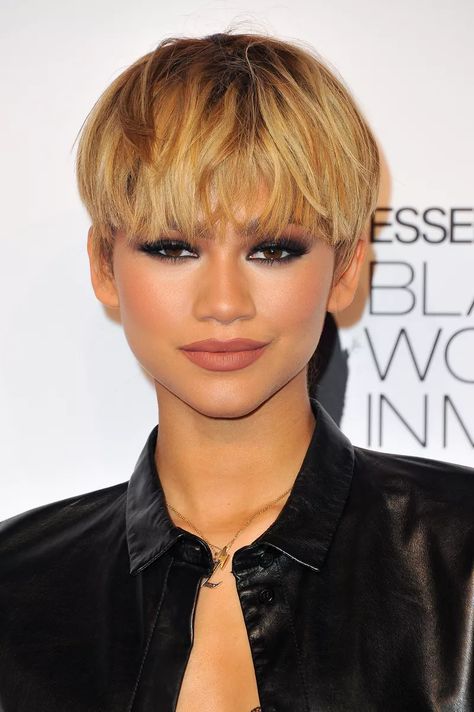 zendaya hairstyle Celebrity Short Hair, Short Hair Model, Oval Face Haircuts, Cool Short Hairstyles, Short Hairdos, Long Layered Haircuts, Olive Skin, Oval Face Shapes, Best Short Haircuts