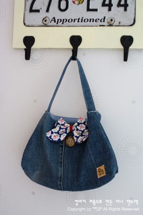 Upcycled Denim Purse ~ Free-Tutorial.net Old Jeans Projects, Quilted Tote Bags Patterns, Old Jeans Diy, Jean Projects, Drawstring Bag Tutorials, Bag Tutorials, Tote Bag Tutorial, Diy Jeans, Denim Bags