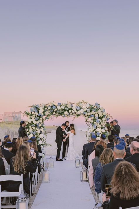 A Sentimental Sunset Beach Wedding in the Hamptons Beach Wedding Chuppah, Beach Ceremony Decor, Classy Beach Wedding, Minimalist Reception, Sunset Beach Wedding, Sunset Beach Weddings, Wedding Chuppah, Beach Wedding Ceremony, Summer Beach House