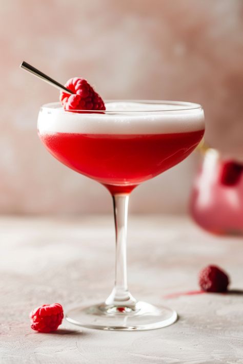 "Delicious Vodka Clover Club Recipe – Perfect Cocktail for Any Occasion" #cocktails #cocktailrecipes Clover Club Cocktail, Clover Club, Desserts Healthy, Light Appetizers, Classic Cocktail Recipes, Candle Ideas, Raspberry Syrup, Classic Cocktail, Perfect Cocktails