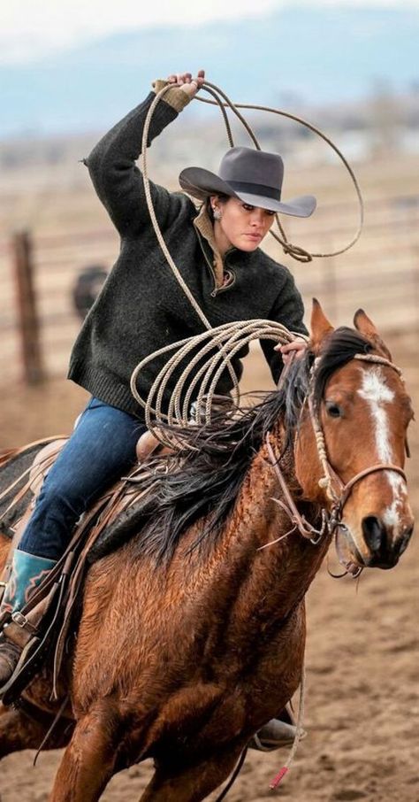 Feminine Poses, Logos Gym, Cowgirl Photography, Real Cowgirl, Cowgirl Pictures, Texas Farm, Cowgirl Horse, Rodeo Girls, Cowgirl Art