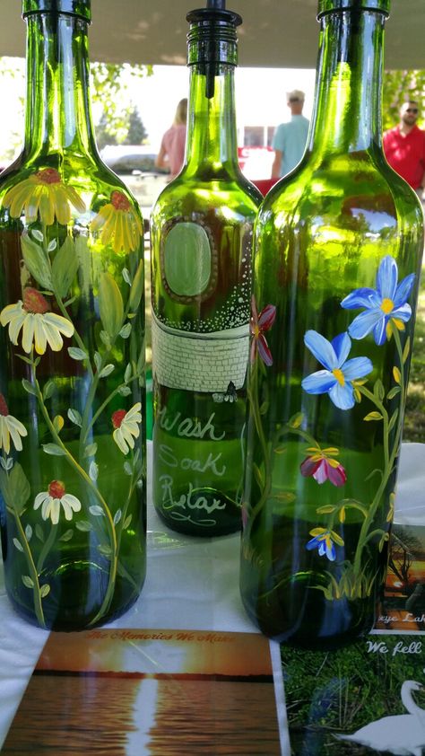 Creative Things To Do With Wine Bottles, Art On Wine Bottles, Painting Wine Bottles Ideas, Paint Wine Bottles Ideas, Green Wine Bottle Crafts, Crafts To Do With Glass Bottles, Green Glass Bottle Painting, Glass Bottle Crafts Decoration, Paint Wine Bottles Diy