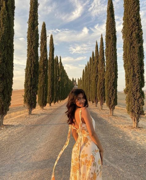 Tomato Girl Aesthetic, Mishti Rahman, Italy Girl, Tomato Girl, Italy Vibes, Travel Pose, Travel Picture Ideas, Italy Pictures, Summer Poses