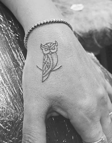 Minimalist small owl hand tattoo by @chuckytattoo1 Small Owl Tattoo, Tiny Owl Tattoo, Simple Owl Tattoo, Mens Owl Tattoo, Owl Tattoo Meaning, Barn Owl Tattoo, Owl Tattoo Small, Female Tattoo Designs, Athena Tattoo