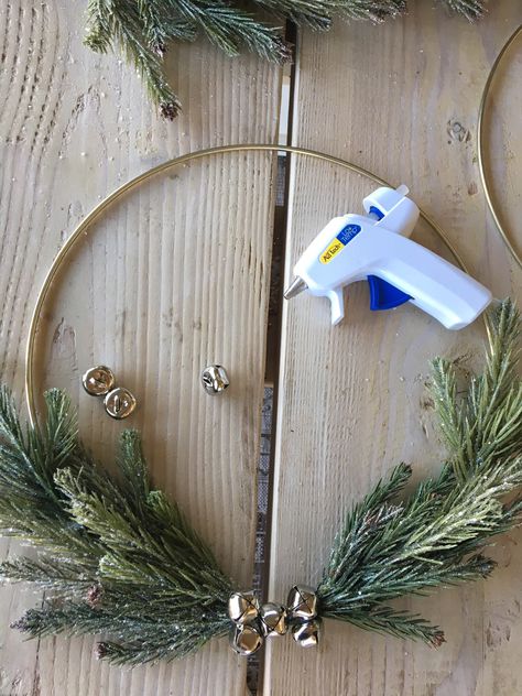 DIY Christmas Hoop Wreaths Metal Christmas Wreath, Hoop Wreaths, Thrift Store Crafts, Wreaths Diy, Xmas Diy, Xmas Wreaths, Floral Hoops, Christmas Mantels, Craft Art