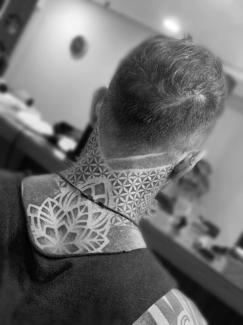 Men Tattoo Neck, Mandala Neck Tattoo Men, Neck Tattoo Back, Geometric Tattoo Neck, Calf Tattoo Ideas, Tattoo Back Tattoo, Mandala Tattoo Men, Geometric Tattoo Pattern, Nape Tattoo