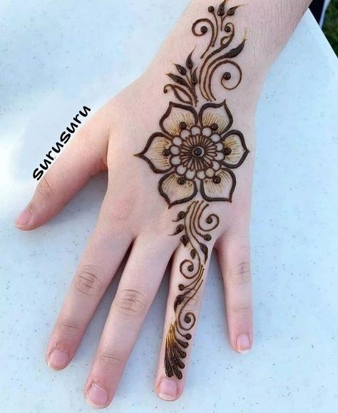 Mahanadi Design Simple, Inai Design Simple, Simple Henna Flower Designs, Hena Design Hand Flowers, Henna Flower Simple, Tattoo Henna Design Simple, Pretty Henna Designs Flowers, Simple Henna Designs Flower, Simple Mahanadi Design