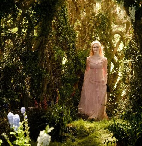 Elle Fanning as Princess Aurora in Maleficent: Mistress of Evil (2019) Elle Fanning Maleficent, Aurora Wedding Dress, Maleficent Aurora, Aurora Costume, Maleficent Mistress Of Evil, Maleficent 2, Maleficent Movie, Spirit Fanfic, Aurora Wedding