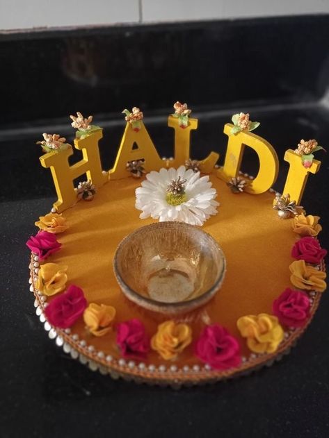 Haldi Decoration Thali, Haldi Designs Decor, Haldi Tray Decoration Ideas Pakistani, Kankotri Function Decoration Ideas, Haldi Ceremony Thali Decoration, Diy Haldi Plate, Haldi Mehndi Plate Decoration, Haldi Plate Decoration Ideas Indian, Haldi Plates Decoration Ideas