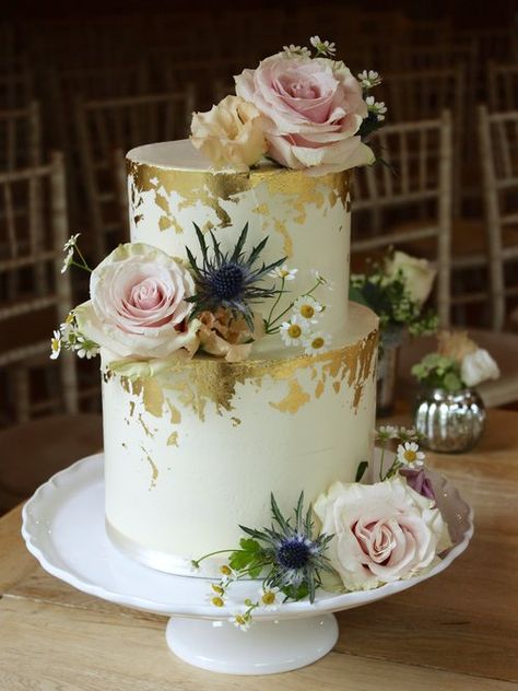 Gold Foil Wedding Cake, Wedding Cake Gold Leaf, Golden Wedding Cake, Gateau Harry Potter, Creme Cake, Vintage Pasta, Hand Painted Wedding Cake, 50th Wedding Anniversary Cakes, Elaborate Cakes