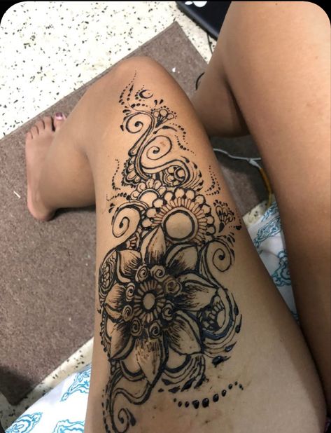 Henna Tattoo Designs Sleeve, Henna Designs On Arm, Drawing On Thigh, Henna Tattoo Designs Stomach, Henna Back Designs, Henna Designs On Thigh, Henna On Thigh, Back Henna Designs Spine, Henna Thigh Designs