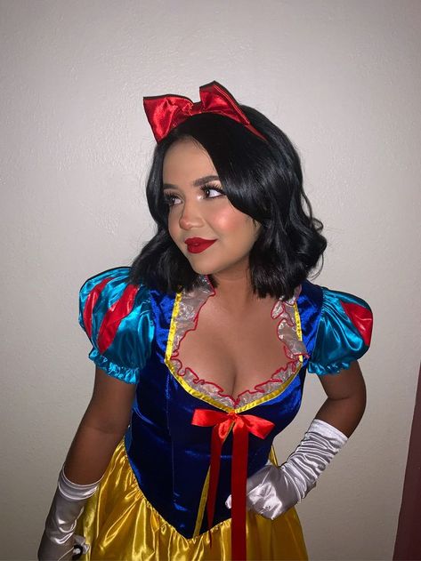 Women Princess Costumes, Snowhite Costume, Snow White Makeup Looks, Snow White Costume Women, Carnival Costumes Ideas, Snow White Outfit, Snow White Halloween, Snow White Halloween Costume, Snow White Cosplay