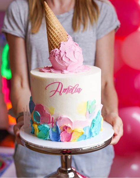 Shared by Carla Ice Cream Birthday Party Theme, Ice Cream Cake Pops, 4de Verjaardag, Giant Ice Cream, Ice Cream Birthday Cake, Ice Cream Birthday Party, Ice Cream Design, Ice Cream Theme, Ice Cream Social