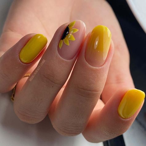 19. Sunflower Manicure Ideas, Easy Sunflower Nail Art, Yellow Nails Sunflower, End Of August Nails, Yellow Flowers Nails, Simple Sunflower Nails, Nail Art Daisy, Sunflower Nails Design, Nails Design Yellow