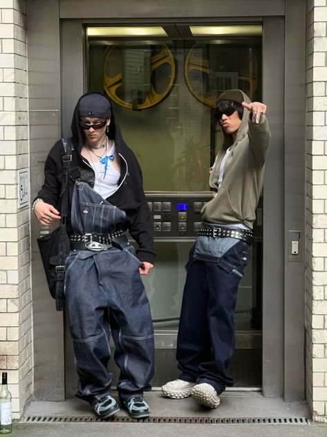 Baggy Overalls Outfit Men, Overalls Outfit Y2k, Overalls Outfit Baggy, Overalls Outfit Streetwear, Mens Overalls Outfits Street Styles, Baggy Overalls Outfit Aesthetic, Thrift Fashion Mens, Y2k Hoodie Outfit, Overalls With Hoodie