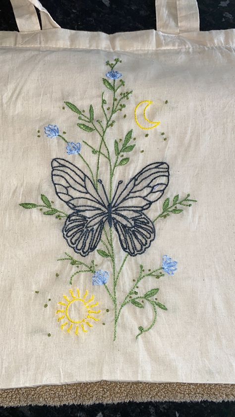 Tote Bag Embroidery Ideas Aesthetic, Embroidered Tote Bag Ideas, Tote Bag Embroidery Ideas, Painted Tote Bag Ideas, Diy Tote Bag Painting Ideas, Diy Tote Bag Design, Butterfly Tote Bag, Handpainted Tote Bags, Desain Tote Bag