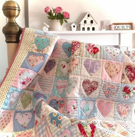 Garden Quilt Pattern, Girl Quilts Patterns, Patchwork Inspiration, Popular Patterns, Bright Quilts, Cottage Quilt, English Paper Piecing Quilts, Cute Quilts, Pretty Quilt