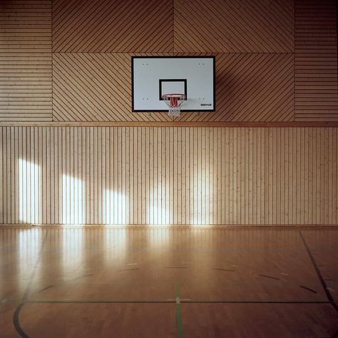 Indoor Basketball Court, Indoor Basketball, Freaks And Geeks, Sport Hall, Salou, 인테리어 디자인, Light And Shadow, In The Middle, The Wall