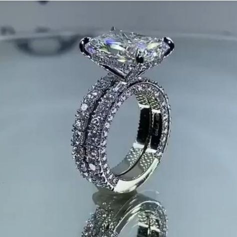 Upgraded Wedding Ring, 9 Carat Engagement Ring, Big Wedding Rings Expensive, Vintage Women Fashion, Expensive Wedding Rings, Expensive Engagement Rings, Big Wedding Rings, Luxury Wedding Rings, Tacori Engagement Rings