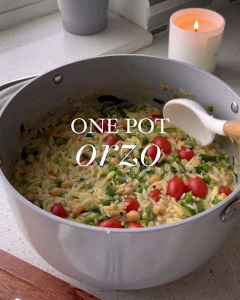 Healthy Eating on Instagram: "1️⃣ or 2️⃣? Which #recipe by @healthygirlkitchen would you try? ⬇️ 1️⃣ bookmark this ONE-POT HEALTHY ORZO recipe (10 minute dinner!)🍲✨follow @healthygirlkitchen for more! Ingredients: 1 tbsp olive oil 1 cup diced yellow onion 1 tbsp minced garlic 1 can chickpeas rinsed and drained 2 cups cherry tomatoes 1 cup diced zucchini 16 oz orzo 6 cups water 1 cup frozen peas 2 cups chopped spinach 1 tsp salt 1/4 tsp pepper 1 tsp garlic powder vegan Parmesan Instruct Healthy Orzo, 10 Minute Dinner, One Pot Orzo, Orzo Recipe, Orzo Recipes, Plant Based Cookbook, Idee Pasto, Vegan Parmesan, Chopped Spinach