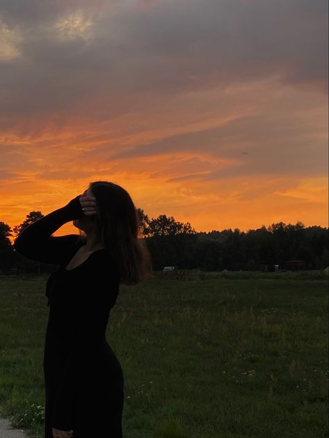 Sunset photoshoot INSPO pose Posing Without Showing Face, Photo Poses Without Showing Face, Photoshoot Without Face, Without Face Pic, Poses Without Showing Face, Poses Without Face, Photo Without Face, Bsf Pics, Face Pose