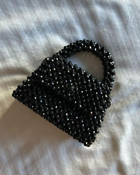 handmade accessories•beaded bags•chokers•rings (@lieclairofficial) • Instagram photos and videos Black Beaded Bags, Bead Bag Designs, Black Beaded Bag, Beads Bags Handmade, Pearls Bag, Hand Beaded Bag, Crystal Bags, Pearl Bag, Fancy Bags