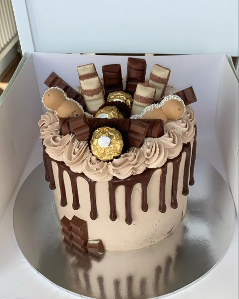 Chocolate Birthday Cake Ideas, Chocolate Bar Cake, 18th Birthday Cakes, Birthday Cake With Chocolate, Chocolate Birthday Cake Decoration, Chocolate Cake Birthday, Chocolate Bar Cakes, Friends Happy Birthday, Tårta Design