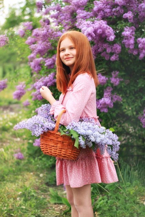 Сирень, бузок, lilac Holding A Basket Pose, Holding Basket Pose Reference, Holding Basket Pose, Side Basket, Culture Project, Berry Picking, Picking Flowers, Alien Character, Nature Girl