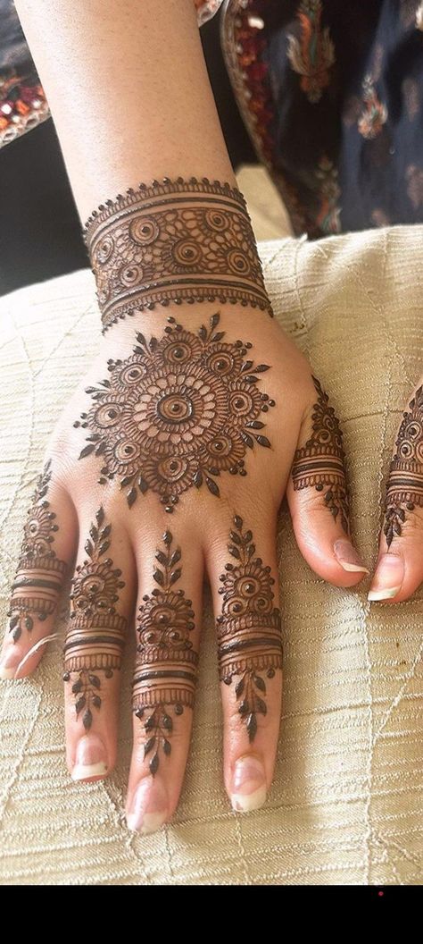 Ramadan Henna, Henne Tattoo, Small Henna, Front Mehndi Design, Henna Designs Wrist, Tato Henna, Circle Mehndi, Henna Tattoo Hand, Henna Tattoo Designs Hand