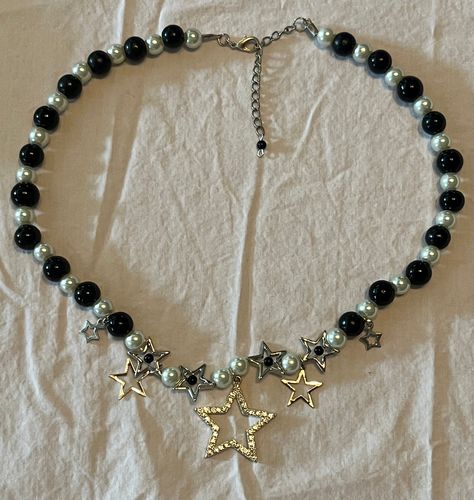 A Y2K/post grunge inspired necklace with recycled star pendants and recycled beads. Colares Grunge, Star Bead Necklace, Grunge Jewelry Diy, 90s Accessories Jewelry, Diy Grunge Jewelry, Cute Beaded Necklaces, Grunge Jewellery, Grunge Necklaces, Post Grunge