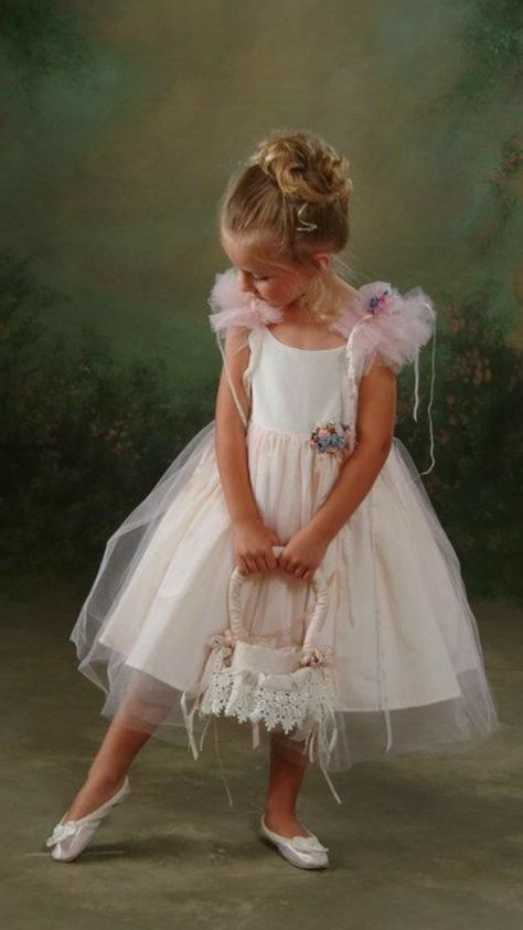 Ballerina Photoshoot Kids, Wonderland Photoshoot, Cabin 7, Ballerina Kids, Dance Picture Poses, Baby Ballet, Ballet Pictures, Ballet Kids, Estilo Shabby Chic