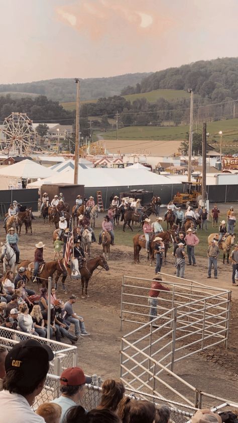 Aesthetic Rodeo Pictures, Western Rodeo Aesthetic, Western Lifestyle Aesthetic, Country Western Aesthetic, Rodeo Asethic, Rodeo Life Aesthetic, Rodeo Aesthetic Wallpaper, Jaripeo Aesthetic, Western Riding Aesthetic