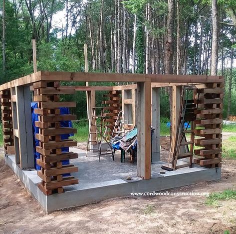 Easy Peasy Stackwall Corners with Cordwood | Cordwood Construction Cord Wood House, Cordwood Construction, Cordwood Homes, Recycled House, Cord Wood, Gambrel Roof, Off Grid Cabin, Cob House, Earth Homes