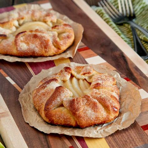 Rustic Pie, Pear Dessert Recipes, French Pastries Recipes, Peach Galette, Recipes French, Spiced Peaches, Pastries Recipes, Pear Dessert, Galette Recipe