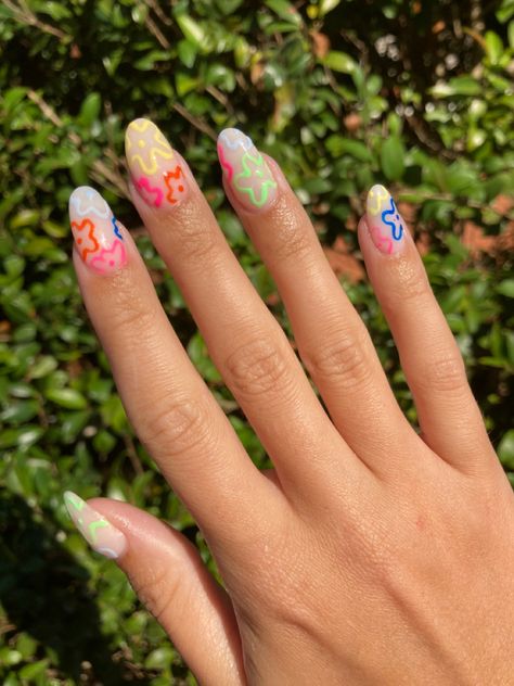 Funky Flower Nails, Spongebob Flowers Nails, Spongebob Inspired Nails, Bright Flower Nails, Spongebob Nails Designs, Hippie Nail Designs, Hawaii Nail Designs, Coconut Girl Nails, Coachella Nails