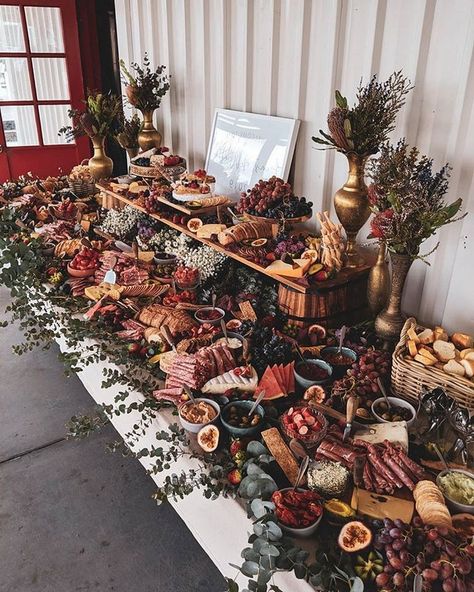 Charcuterie table food ideas for wedding #wedding #weddingfoods #weddingideas Decoration Buffet, Deco Buffet, Deco Champetre, Party Food Buffet, Charcuterie Inspiration, Party Food Platters, Wedding Buffet, Charcuterie And Cheese Board, Hunter Valley