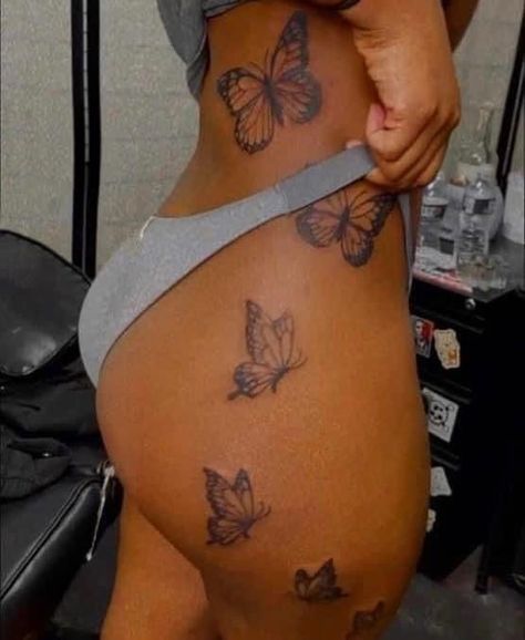 League Fits, Cute Thigh Tattoos, Bum Tattoo, Hip Thigh Tattoos, Hip Tattoos, Cute Hand Tattoos, Pretty Hand Tattoos, Butterfly Tattoos For Women, Tattoos For Black Skin