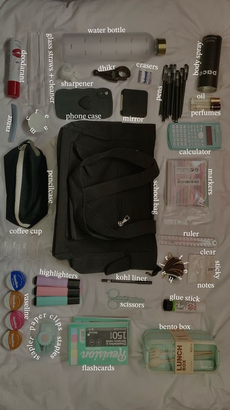 Mochila Grunge, Schul Survival Kits, Studie Hacks, School Emergency Kit, School Backpack Essentials, What's In My Backpack, Everyday Bag Essentials, Swag Bags, School Bag Essentials