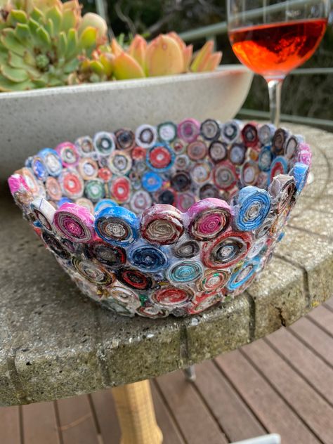 Made out of supermarket catalogs, junkmail, old magazines. Art With Magazines, Newspaper Sculpture, Papier Mache Art Ideas, Magazine Paper Crafts, Old Magazine Crafts, Eco Camp, Magazine Bowl, Rolled Magazine Art, Recycled Sculpture