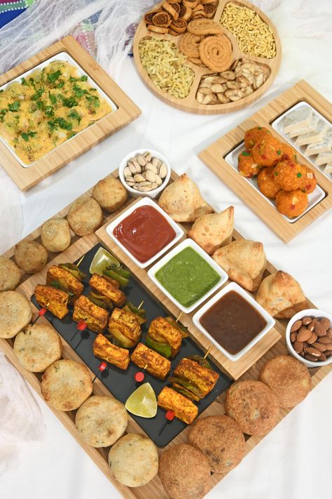 Indian Charcuterie Board - Culinary Shades High Tea Snacks Ideas, Veg Platter Ideas Indian, Indian Hi Tea Party Ideas, Pani Puri Charcuterie Board, Indian Snack Platter, Indian Party Food Platters, Indian Chaat Board Decoration, Diwali Food Board, Diwali Food Table