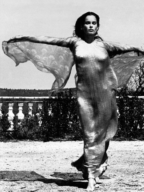 Fortuny Delphos, Geraldine Chaplin, Fortuny Pleats, Messy Nessy Chic, Fashion Landscape, Spanish Painters, Albufeira, Elsa Peretti, Spanish Artists