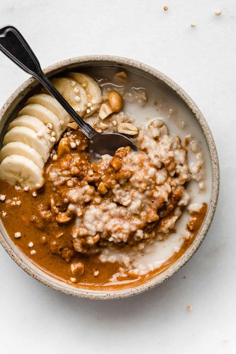 Healthy Peanut Butter Oatmeal, Peanut Butter Banana Oats, Peanut Butter Breakfast, Making Peanut Butter, Peanut Butter Overnight Oats, Oatmeal Toppings, Peanut Butter Snacks, Curves And Confidence, Breakfast Oatmeal Recipes