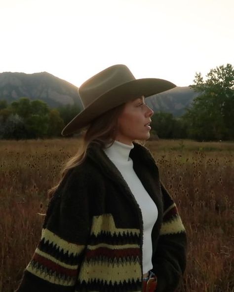 courtney steeves on Instagram Montana October Outfits, Vintage Female Outfits, Basic Cowgirl Outfits, Cowgirl Outfits Cold Weather, Western Winter Aesthetic, Mountain Cowgirl Aesthetic, Crunchy Cowgirl, 90s Country Fashion Women, Western Women Outfits